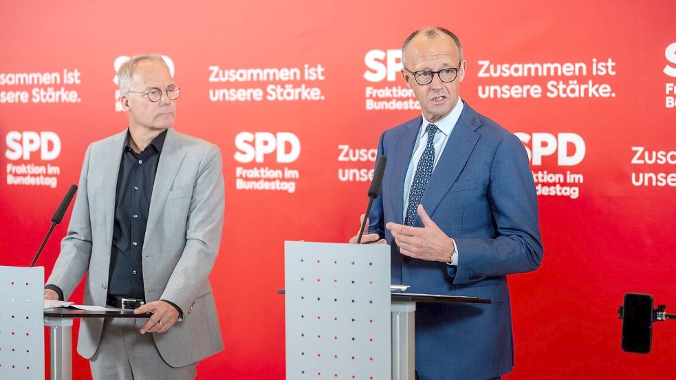 Kanzler Friedrich Merz (CDU) und SPD-Fraktionschef Matthias Miersch sprechen vor der Sitzung der SPD-Bundestagsfraktion vor Pressevertretern. Foto: Kay Nietfeld/dpa