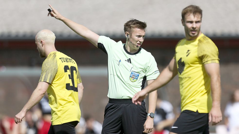 Als 16-Jähriger pfiff Maron Arends bereits Spiele in der Fußball-Bezirksliga. Foto: Jens Doden