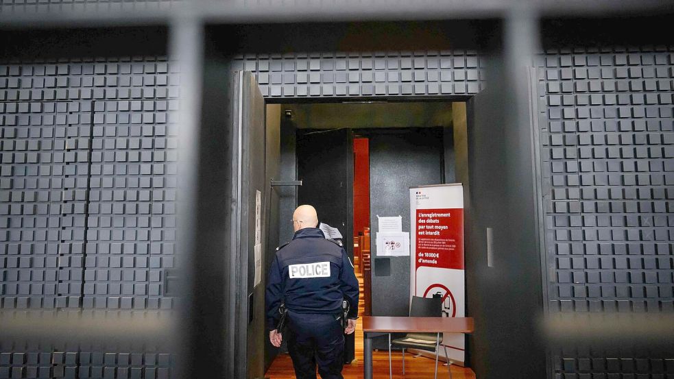 Der sogenannte Maskenmann hat vor Gericht in Frankreich bestritten, den kleinen Jonathan getötet zu haben. Foto: Loic Venance/AFP/dpa