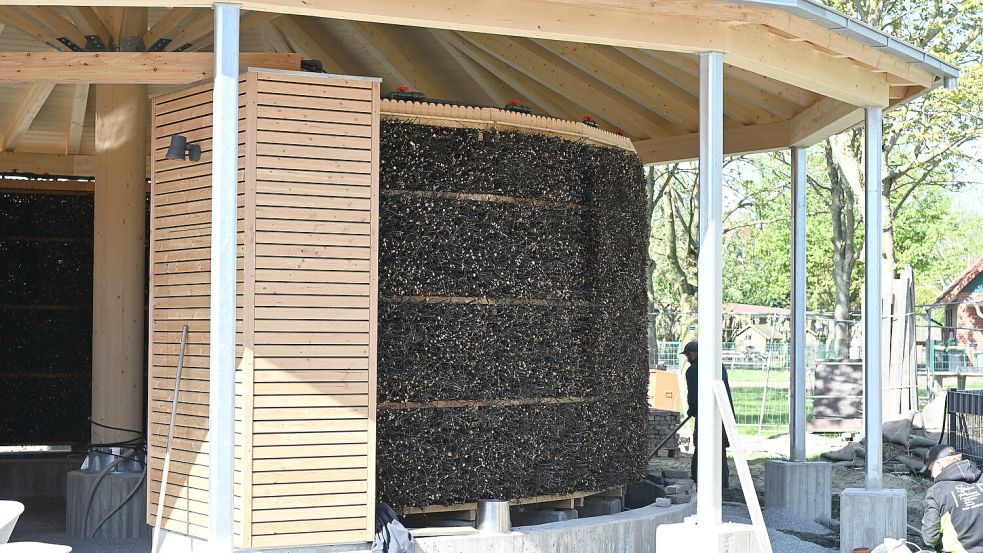 Das Gradierwerk wurde aus Naturmaterialien gefertigt. Das Grundgerüst aus hellem Holz besteht aus heimischer Eiche und Lärche. Foto: Heinz Wagenaar