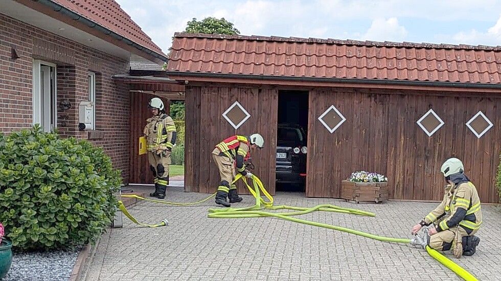 Die Feuerwehr Barßel war am Montag bei einem Akkubrand in Elisabethfehn im Einsatz. Fotos: Feuerwehr/Johannes Meiners-Hagen