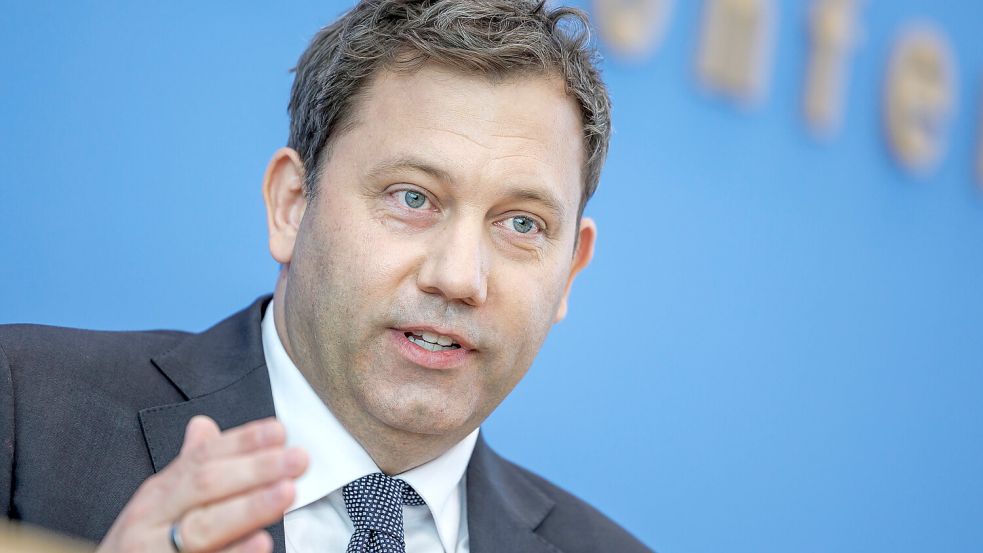 Finanzminister Lars Klingbeil (SPD) muss mit etwa 1,6 Milliarden Euro Kosten für zwei Monate Tankrabatt rechnen. Das entspricht etwa den jährlichen Zuschüssen des Bundes für das Deutschlandticket. Foto: IMAGO/Andreas Gora
