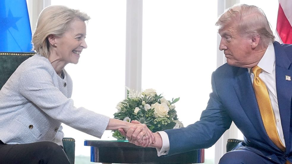 Sie vereinbarten im vergangenen Sommer den Zolldeal: EU-Kommissionspräsidentin Ursula von der Leyen und US-Präsident Donald Trump. (Archivbild) Foto: Jacquelyn Martin/AP/dpa