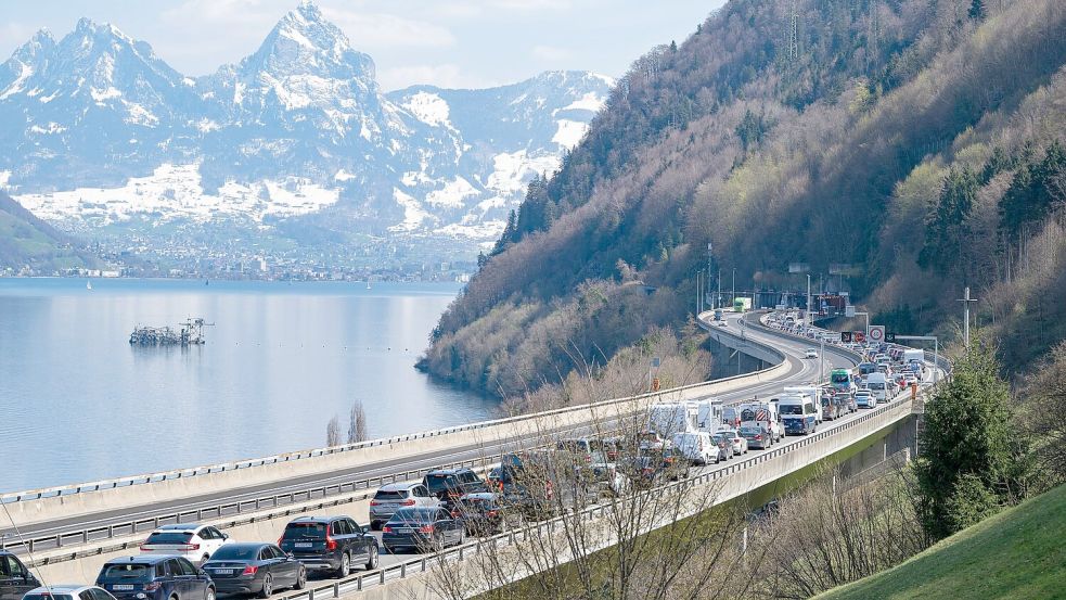 Am Gotthardtunnel ist zu Stoßzeiten stundenlange Geduld nötig. (Archivbild) Foto: Urs Flueeler