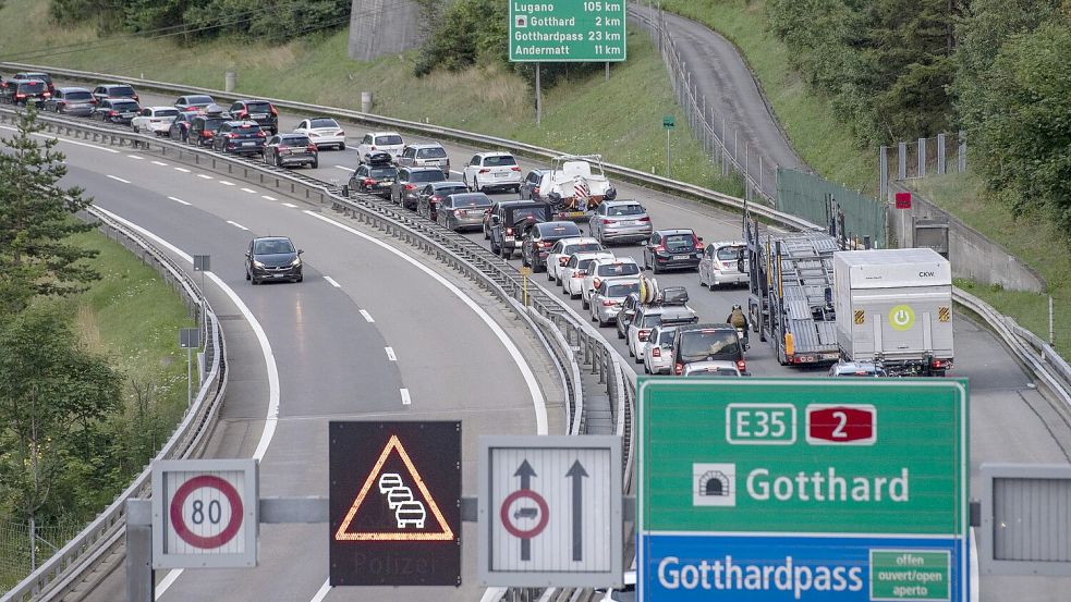 Keine extra-Gebühren: Die Durchfahrt durch den Gotthard-Straßentunnel ist umsonst. (Archivbild) Foto: Urs Flueeler/KEYSTONE/dpa
