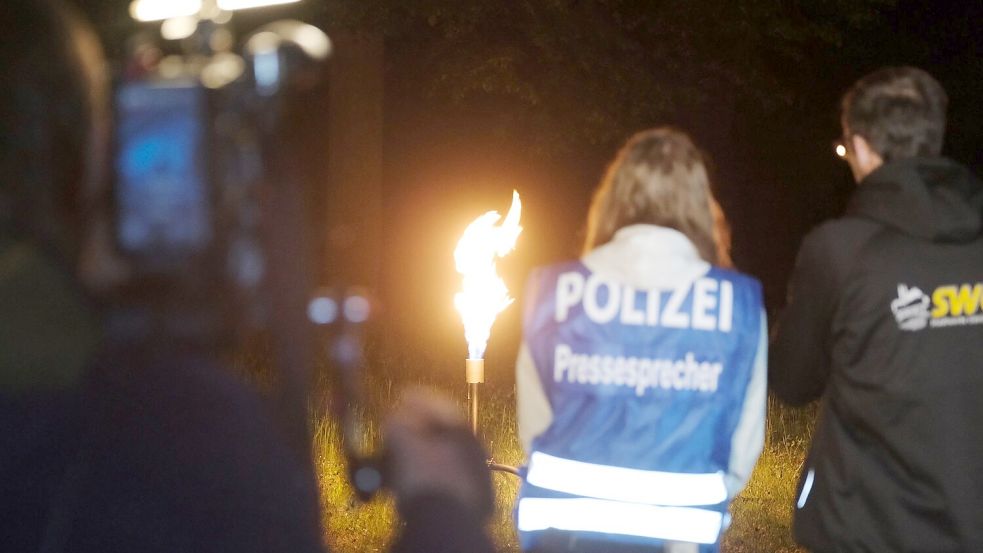 Das restliche Gas aus den Leitungen wurde in der Nacht rund um die Unfallstelle geleert. Es wurde über eine Fackel abgebrannt. Foto: Sebastian Willnow/dpa
