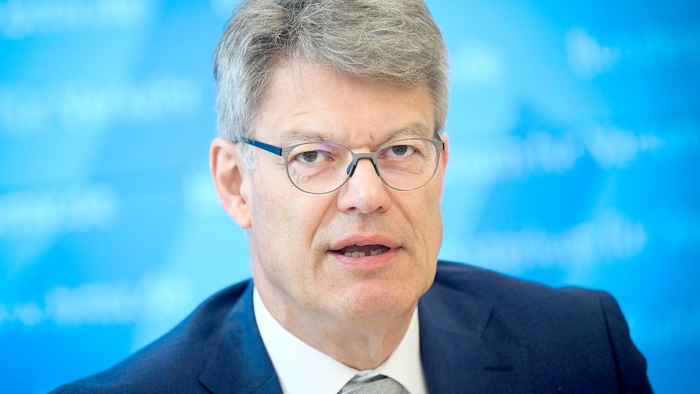 Verkehrsminister Schnieder hat Eckpunkte mit den Ländern abgestimmt. Foto: Bernd von Jutrczenka/dpa