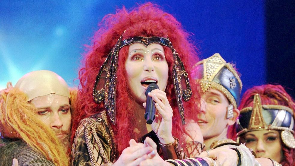 Cher ist bekannt für ihre Kostüme. (Archivbild) Foto: Stefan Hesse/dpa