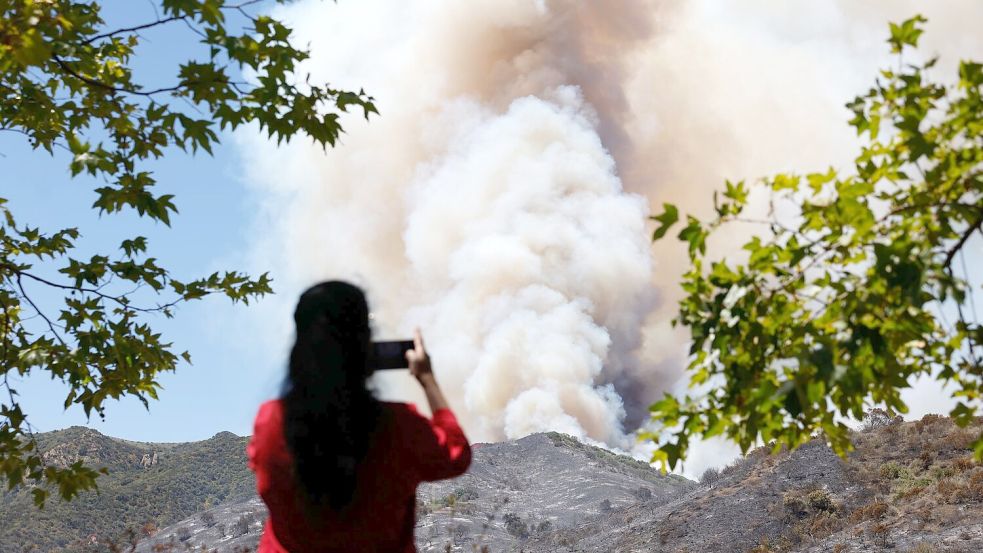 Die Feuerwehr macht Fortschritte bei der Brandbekämpfung. Foto: Caroline Brehman