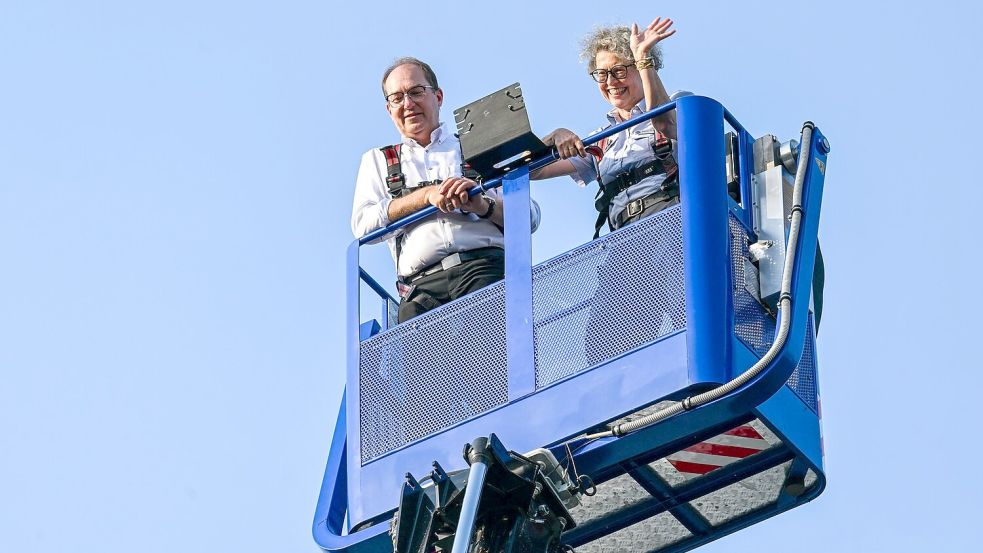 Im vergangenen Sommer ließ sich Bundesinnenminister Alexander Dobrindt (CSU) in Quedlinburg unter anderem zeigen, wie Ehrenamtliche des THW mit schwerem Gerät bei der Bergung von Menschen aus eingestürzten Gebäuden helfen können. (Archivbild) Foto: Hendrik Schmidt