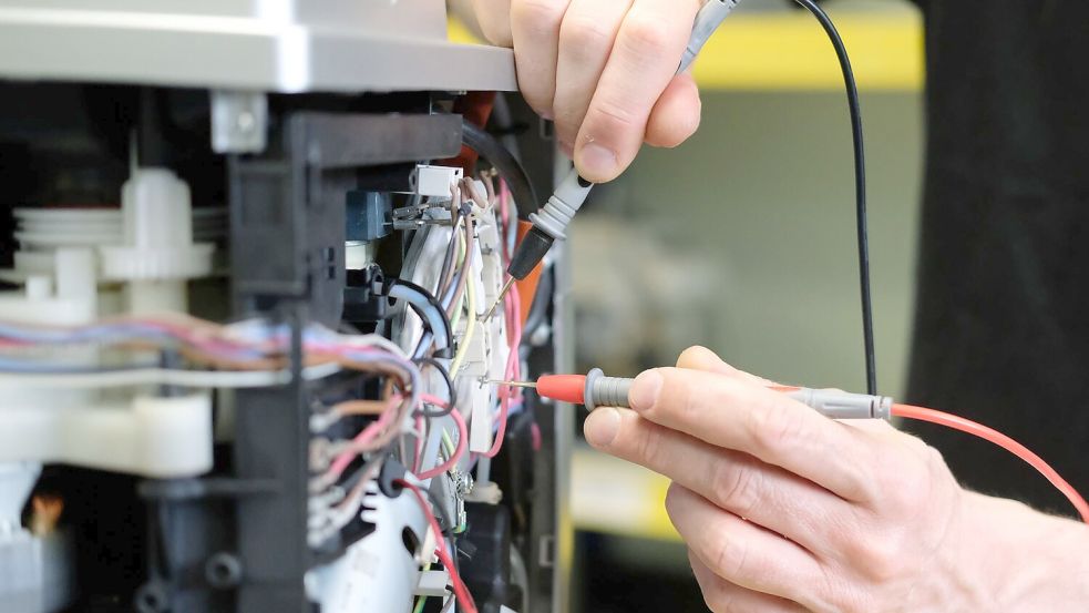 Die geplante Gesetzesänderung soll die Entscheidung für eine Reparatur und gegen den Neukauf erleichtern. (Symbolbild) Foto: Sebastian Willnow/dpa