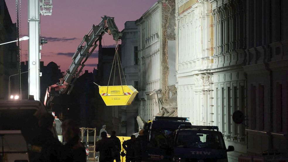 Bis in die Nacht hinein wurde nach den Vermissten gesucht. Foto: Sebastian Willnow/dpa