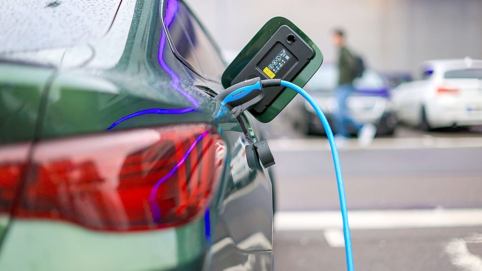 Laden liegt im Trend: Im März und April 2026 wurden bereits mehr reine Elektroautos neu zugelassen als Benziner. Foto: Jan Woitas/dpa
