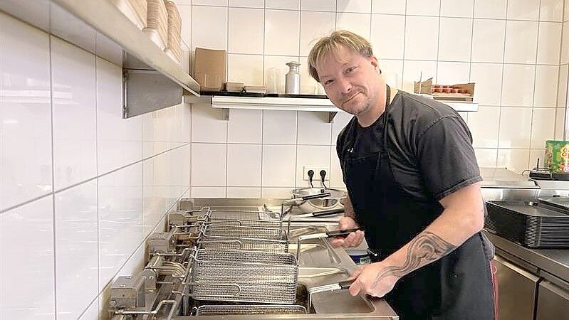 In dem Ein-Mann-Betrieb Hafenluke ist Inhaber Andreas Adam Koch und Kellner gleichzeitig. Foto: Stephanie Tomé