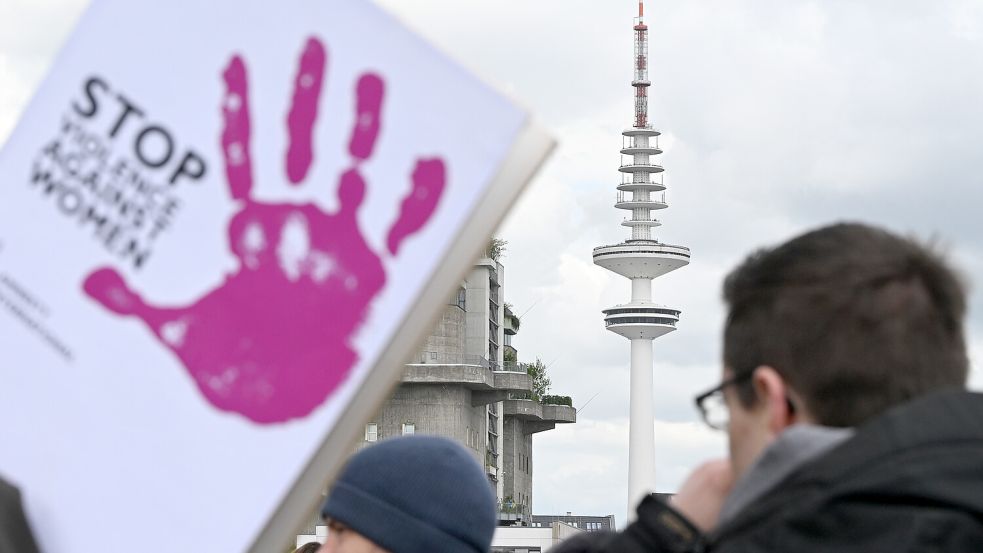 Hamburg: Ein Mann hält ein Plakat mit der Aufschrift „Stop violence against women“ während einer Kundgebung unter dem Motto „Come on, Boys! – aka Der Bollerwagen der Würde“. Zahlreiche Menschen demonstrierten am Vatertag gegen Gewalt an Frauen in Hamburg. Foto: Lilli Förter/dpa