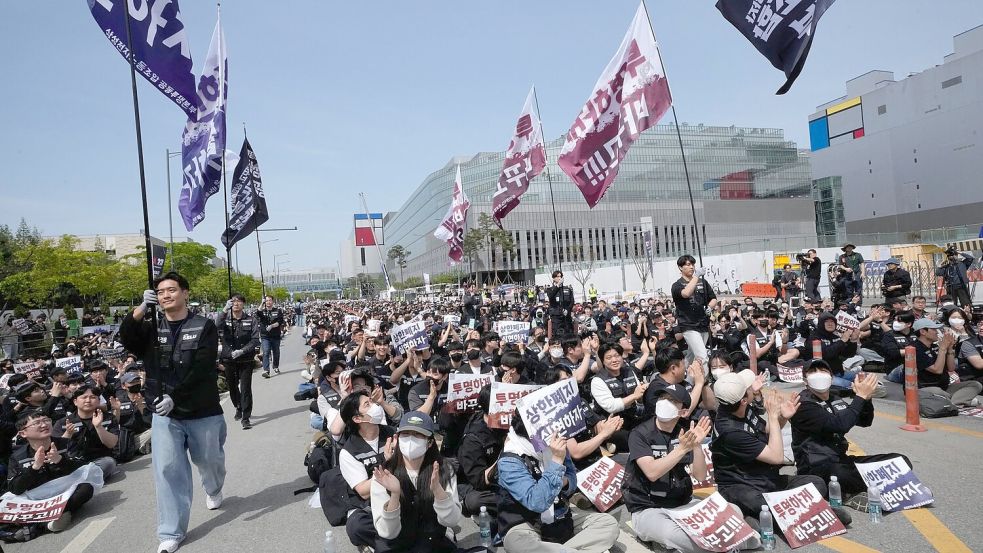 Mitglieder der Gewerkschaft von Samsung Electronics demonstrieren im April vor dem Computerchip-Komplex des Unternehmens im südkoreanischen Pyeongtaek für höhere Prämien. Foto: Ahn Young-joon