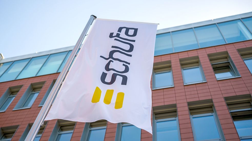 Wiesbaden: Eine Flagge mit dem Firmenlogo flattert vor dem Geschäftssitz der Schufa. Die Auskunftei ermöglicht seit März jedem, Einblick in den persönlichen Datensatz zu nehmen. Foto: Andreas Arnold/dpa