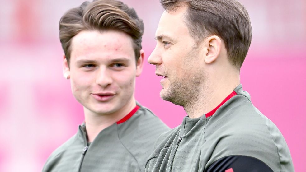 Jonas Urbig ist ein Kandidat für einen WM-Job, als Backup von Manuel Neuer (r.). (Archivbild) Foto: Sven Hoppe