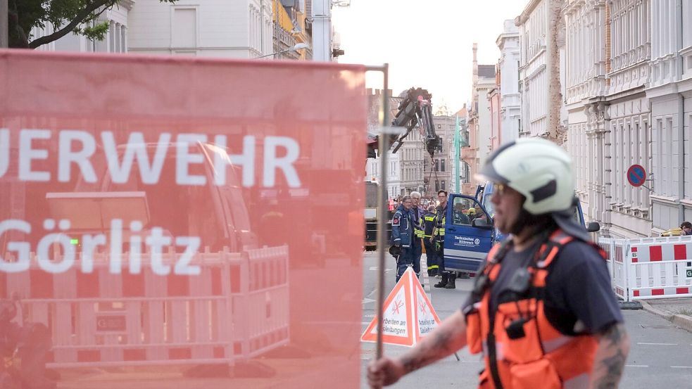 In der Innenstadt von Görlitz ist am Montagabend ein Wohnhaus eingestürzt. Foto: Sebastian Willnow/dpa