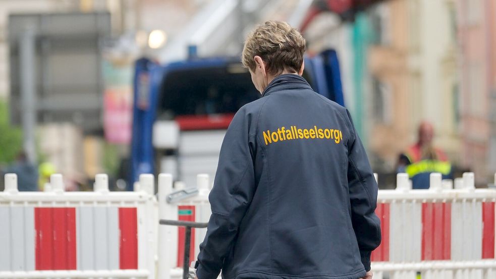 Auch ein Team von Notfallseelsorgern war am Unglücksort im Einsatz. Foto: Sebastian Willnow/dpa