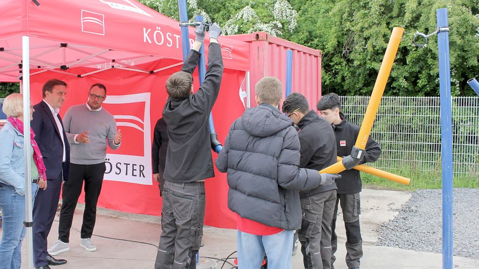 Die fünf Schüler der Osnabrücker Friedensschule tüftelten bei der Köster GmbH und bauten eine XXL-Kugelbahn. Foto: Köster GmbH