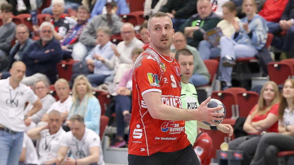 So werden ihn die OHV-Fans nicht mehr sehen. Kevin Wendlandt zieht das Spielertrikot aus und übernimmt die Mannschaft als Trainer. Foto: Wilfried Gronewold