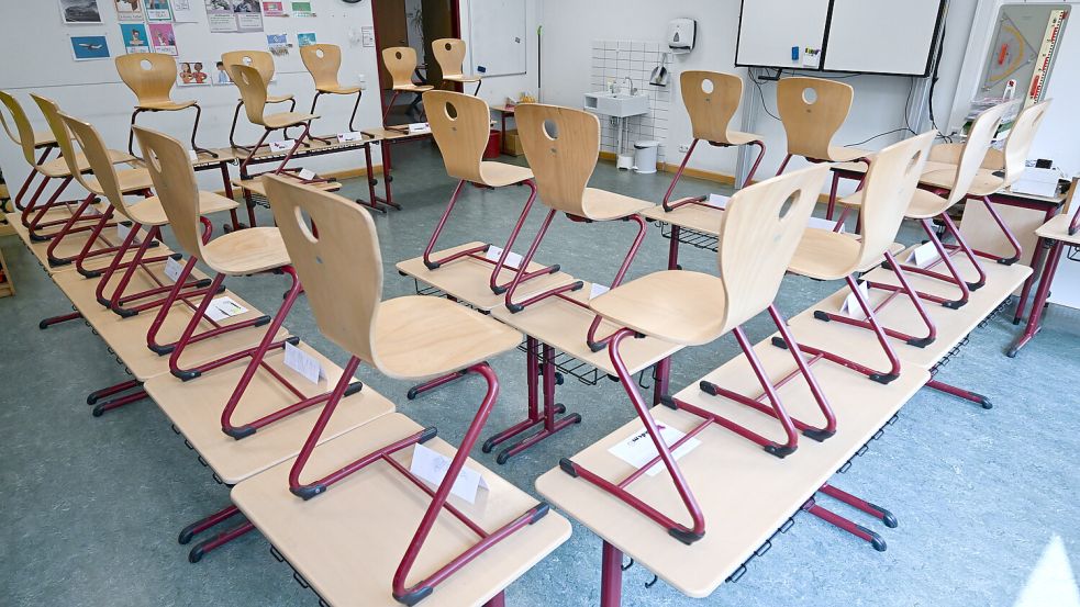 Derzeit entscheidet sich, wie viele Stühle in den künftigen fünften Klassen im Landkreis Aurich stehen werden.Foto: DPA