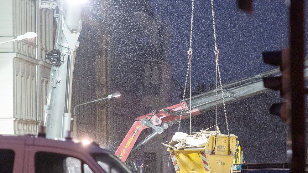 Auch im Dunkeln wurde die Suche nach den Vermissten fortgesetzt. Foto: Paul Glaser/dpa