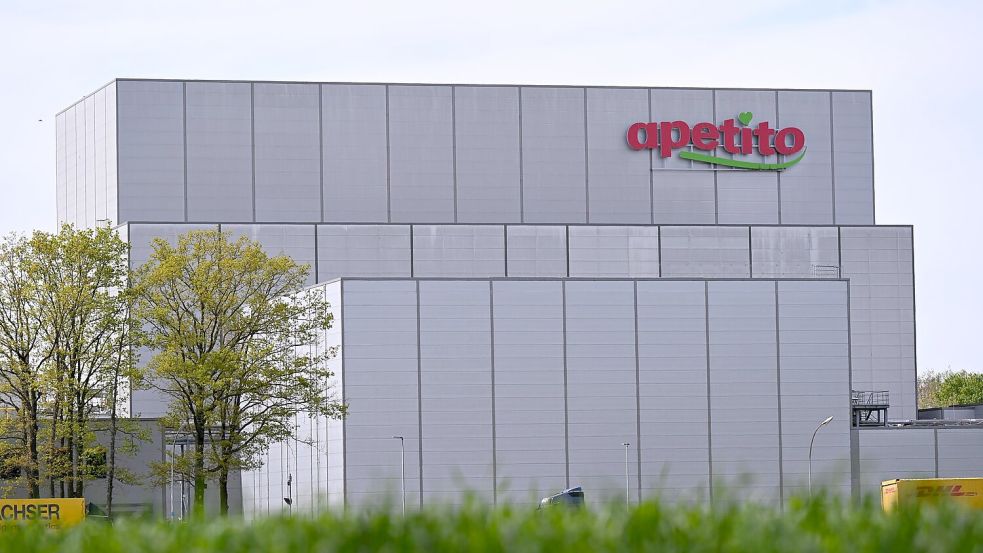 In diesen Lagerhallen ist es minus 22 Grad kalt. Vorne eine kleinere Logistikhalle, dahinter eine 43 Meter hohe Riesenhalle. Foto: Wolf von Dewitz/dpa