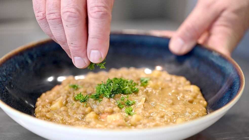 Vegetarische Linsensuppe im Betriebsrestaurant von Apetito - dieses Gericht wird oft in Kindergärten gegessen. Foto: Wolf von Dewitz/dpa