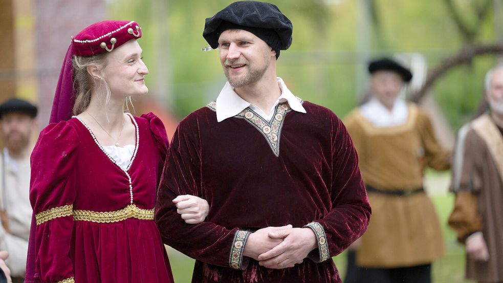 Grafentochter Almuth Cirksena (Hilke Peters) und Engelmann von Hörstel (Nils Elberling), Drost der Friedeburg, haben sich ineinander verliebt und fliehen auf die Friedeburg. Ihr gemeinsames Glück ist von kurzer Dauer. Foto: Klaus Ortgies