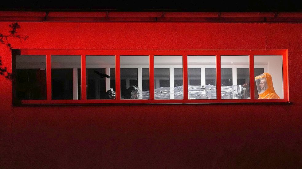 Ein US-amerikanischer Arzt, der Kontakt zu Ebola-Infizierten in Uganda hatte, kommt in einem Krankenhaus in Prag an. Foto: Petr David Josek/AP/dpa