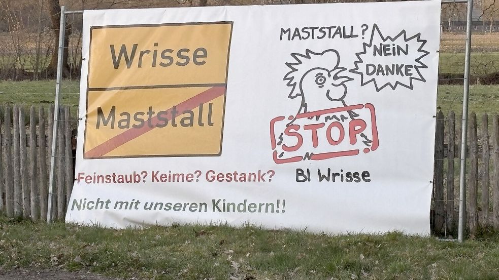 Mit diesem Plakat potestiert die BI aus Wrisse gegen den Hähnchenstall. Foto: Archiv/Karin Böhmer