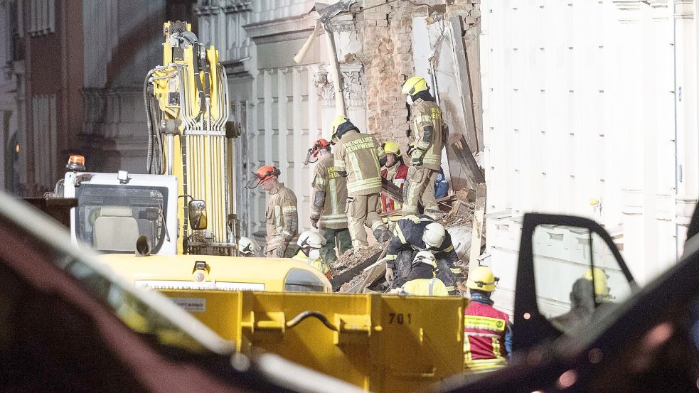 Bagger und Hunde im Einsatz: Suche nach zwei Vermissten geht weiter. Foto: Paul Glaser/dpa
