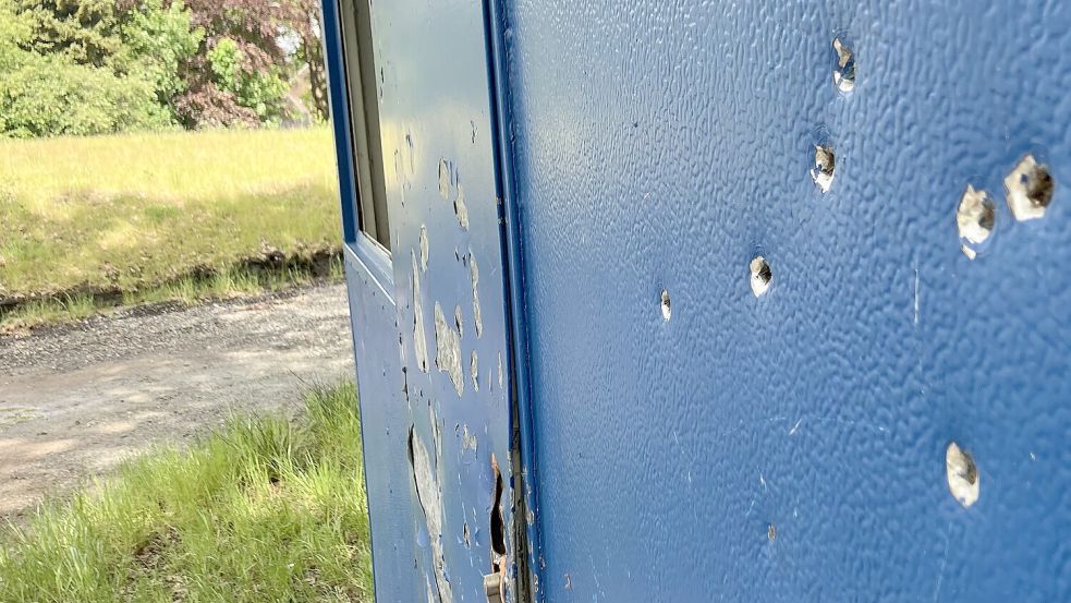 Tiefe Löcher hat die Spitzhacke in den Containern des Bike-Parks hinterlassen.