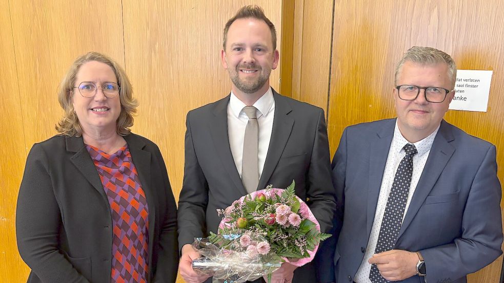 Ratsvorsitzende Anja Vosse-Hafer und Westoverledingens Bürgermeister Theo Douwes (rechts) gratulierten Malte van Mark (Mitte) zur Wahl zum neuen Ersten Gemeinderat. Foto: Carsten Ammermann