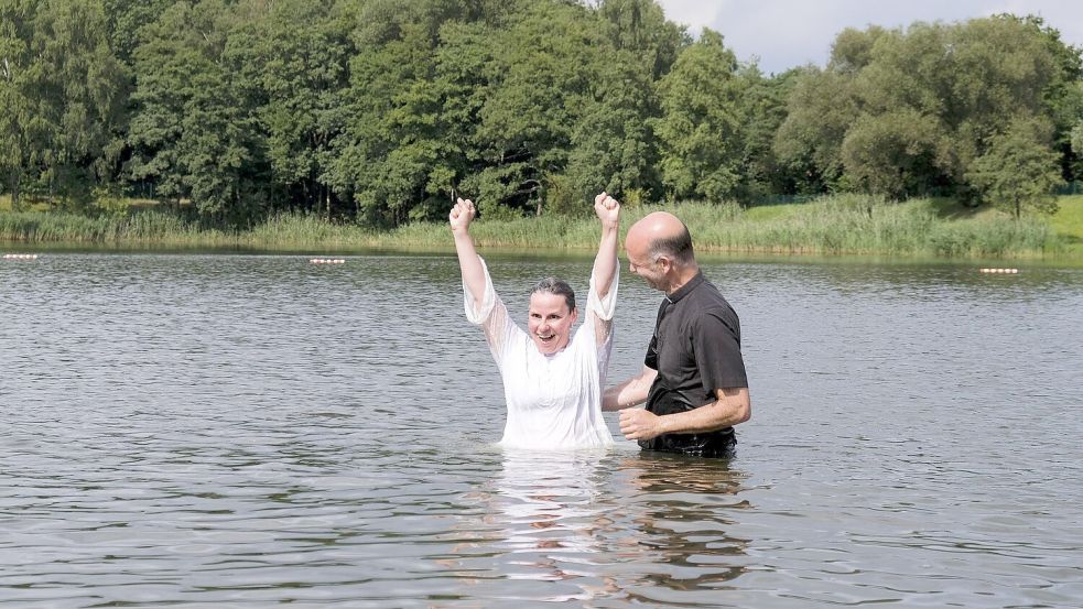 Auch Erwachsene lassen sich bei den Gottesdiensten am Attersee immer mal wieder taufen. Foto: Thomas Osterfeld