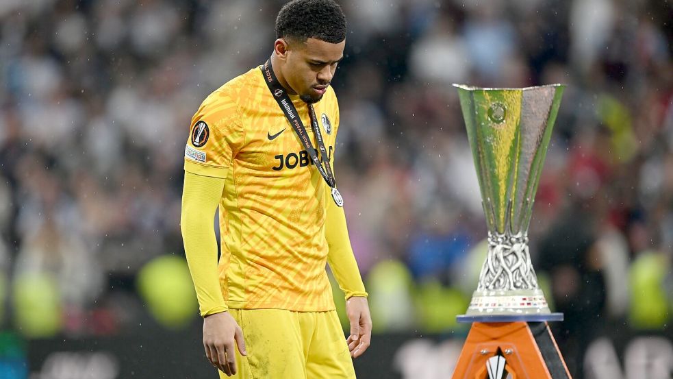 Die Trophäe war für die Freiburger um Torwart Noah Atubolu nicht erreichbar. Foto: Robert Michael/dpa