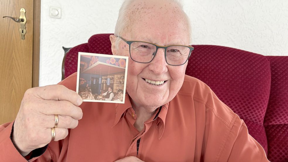 Frerich Kramer erinnert sich an die Kajüte. Das Foto, das er in den Händen hält, zeigt ihn in jungen Jahren. Foto: Dirk Hellmers