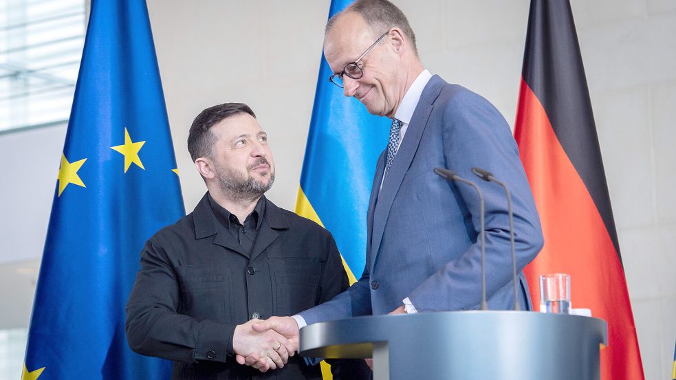 Hand drauf: Kanzler Friedrich Merz und der ukrainische Staatspräsident Wolodymyr Selenskyj bei den deutsch-ukrainischen Regierungskonsultationen im April. Foto: IMAGO/Bernd Elmenthaler