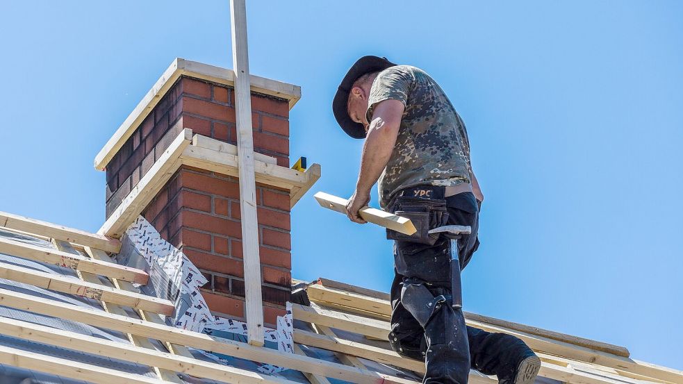 Bis 70 auf dem Dach? Gewerkschaften und Sozialverbände wehren sich gegen eine Anhebung des Renteneintrittsalters und verweisen auf viele Menschen, die körperlich schwere Arbeit machen. (Symbolbild) Foto: Frank Hammerschmidt