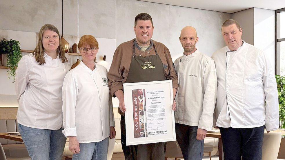 Ehrung für die „Alte Post“: Das Foto zeigt (von links) Ute Janssen, Renate Müller-Lücht, Udo Janssen, Robert Peris und Michael Kunst. Foto: Verein der Köche