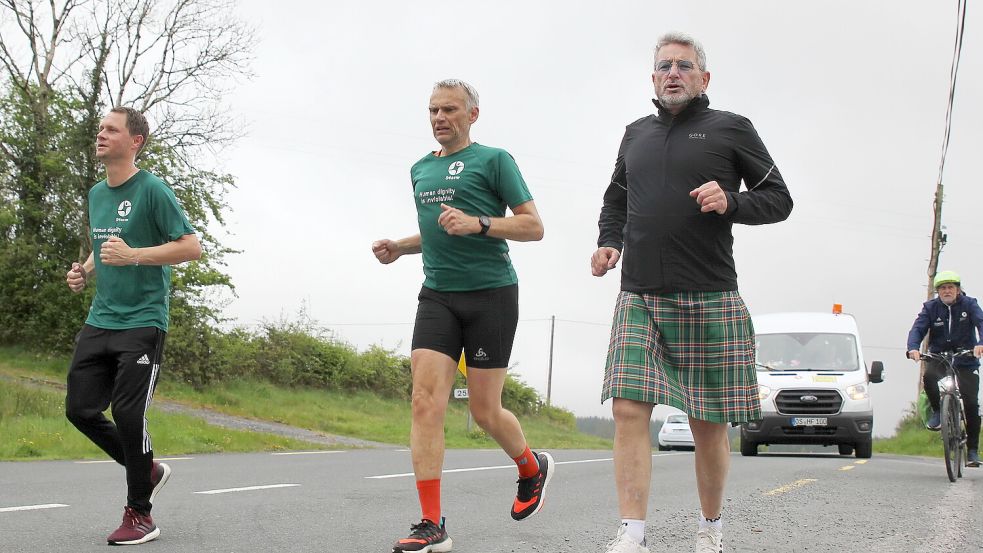 Wollen 1280 Kilometer laufen oder mit dem Rad fahren: Ein Team um Stephan Schulte und John McGurk (rechts). Foto: Sportler 4 a childrens world