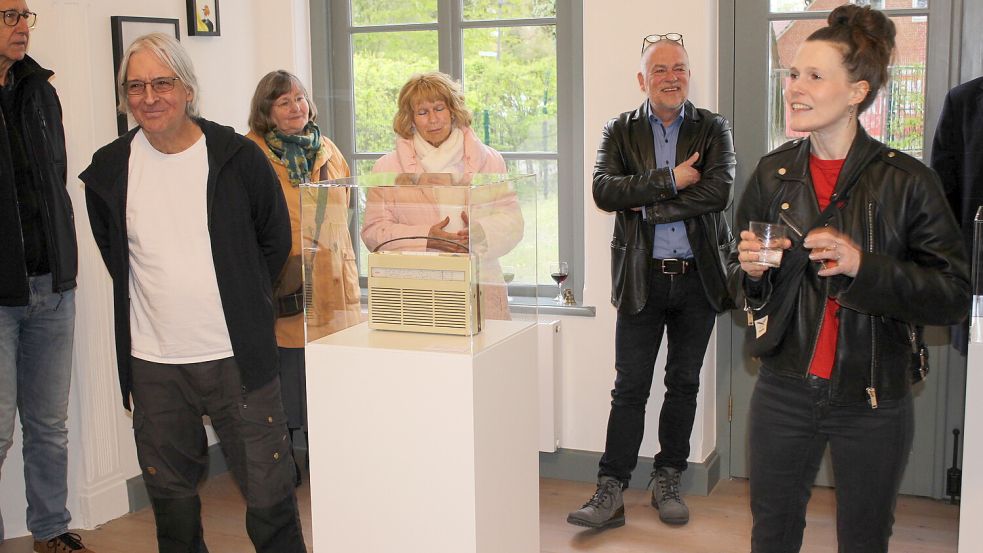 Dieter Mach (links) und Kati von Schwerin erläuterten ihre Werke bei der Ausstellungseröffnung. Im Hintergrund: Vorsitzender André Kirbach. Foto: Günther Niet