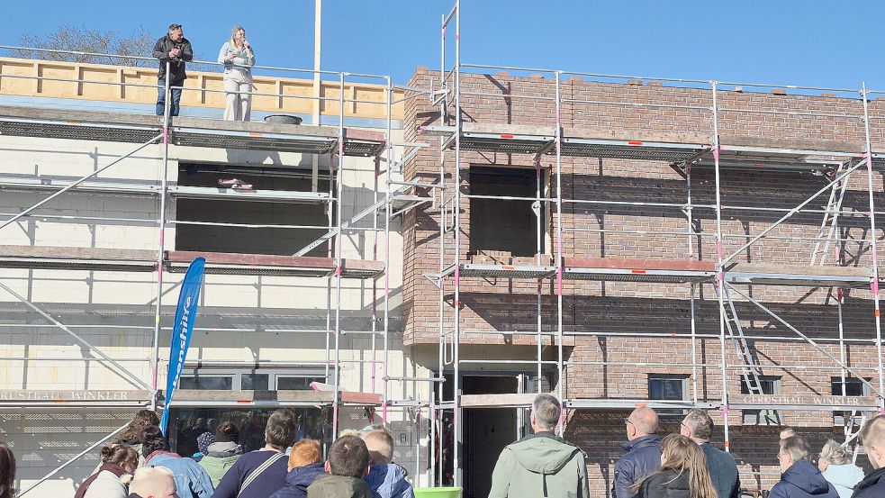 In Tichelwarf wurde Richtfest gefeiert: Die neue Kita der Lebenshilfe soll im August eröffnen. Foto: Lübbert R. Haneborger