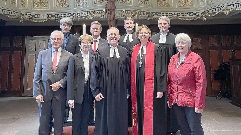 Gruppenfoto mit dem neuen Superintendenten: (vorne von links) Gerhard Tödter, Weggefährte von Frank Mertin aus seiner Zeit in Deutsch Evern, Anja Ihnen-Swoboda (KV Luther Leer), Dr. Frank Mertin, Regionalbischöfin Sabine Schiermeyer, Christiane Berwing (Präsidium Kirchenkreissynode Emden-Leer), (hinten, von links) Carsten Wydora (Kirchenamt Leer), Pastor Wolfgang Ritter (Kirchenkreis Emden-Leer), Pastor Benjamin Jäckel (Kirchenkreisvorstand Emden-Leer), Pastor Klaus Simon (EKHN). Foto: privat