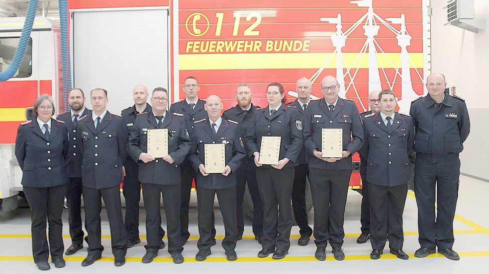 Das Foto zeigt (von links): Christina Heidelberg, Jens Meyer, Andre Schwanewedel, Steffen Krause, Bernd-Dieter Cordes, Sven Meißler, Ralf Ecken, Tobias Blank, Eike-Insa Friedrichs, Thomas Sielmann, Robert Friedrich, Peter Eggers, Matthias Müller, Johannes Auerbach. Foto: Joachim Rand