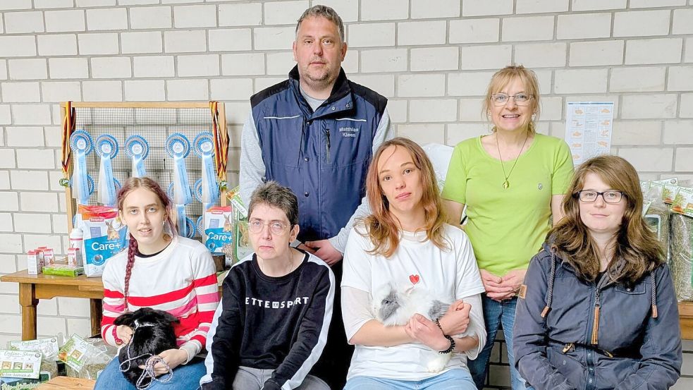 Sechs Norder traten mit ihren Kaninchen in Nordhorn bei den Landesmeisterschaften Weser-Ems im Kaninhop an: (stehend, von links) Matthias Kleen, Anja Arndt-Gummels sowie (sitzend, von links) Mareke Kramer, Petra Kramer, Kirsten Schramm und Sabrina Roth. Foto: privat