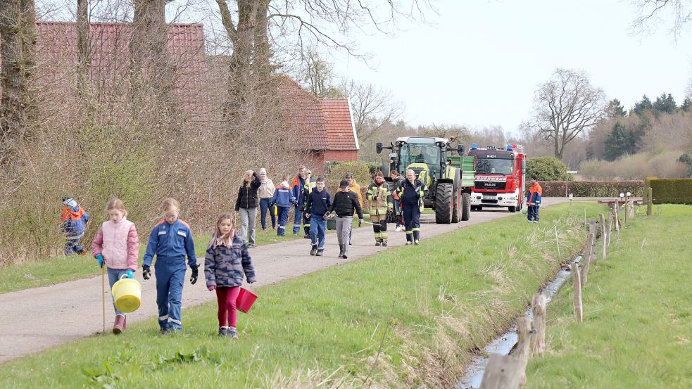 Kinder, Jugendliche und Erwachsene beteiligten sich am Aktionstag in Wrisse. Foto: Wilfried Bischoff