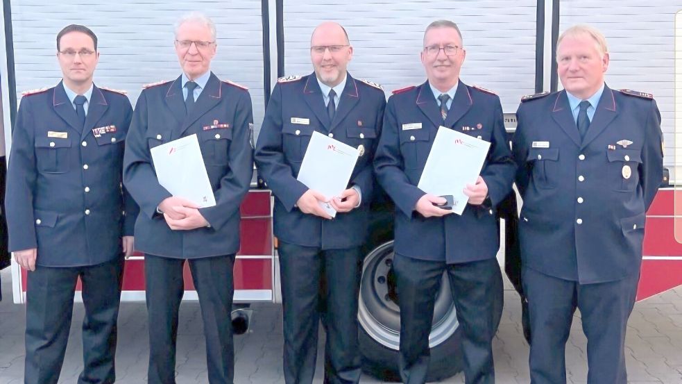 Das Foto zeigt (von links) Mario Eilers, Friedhard Cramer, Matthias Rieken, Folkert Hollwedel und Michael Kromminga. Foto: Feuerwehr